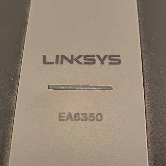 Linksys EA6350 867 Mbps 4 Port 300 Mbps Wireless Router - Picture 2 of 7